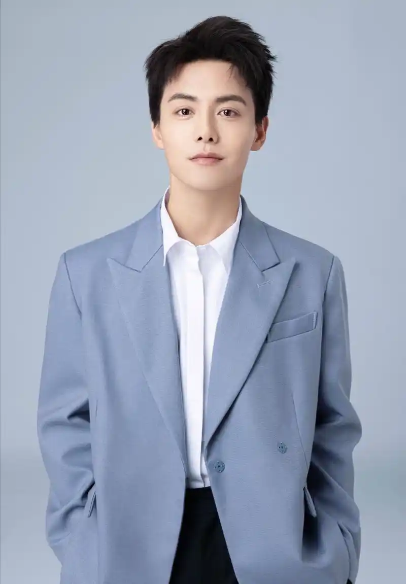 马天宇身穿知名品牌服饰拍摄全新写真大片网友还是那么帅