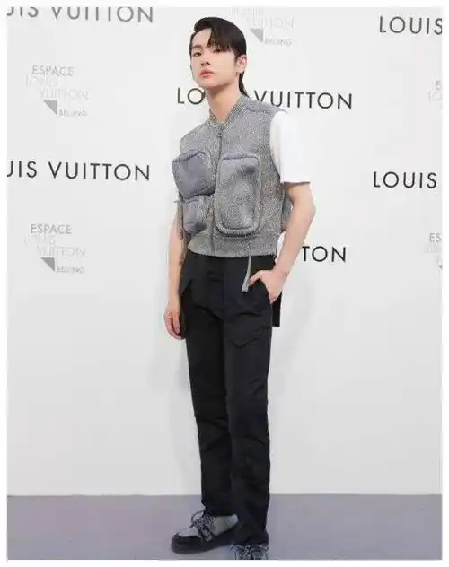 原创周震南穿大妈衬衫还把背带裤穿成了连衣裙打死都不敢挑战