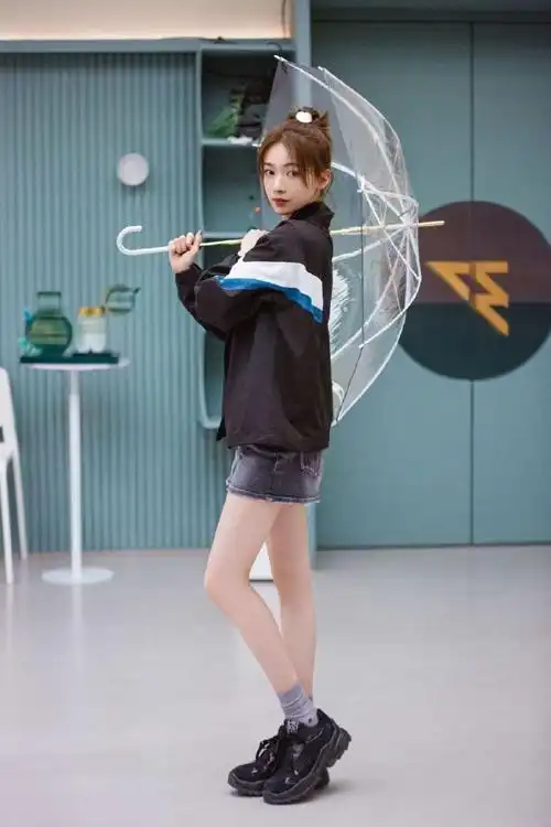 吴谨言劈叉输在了腿短