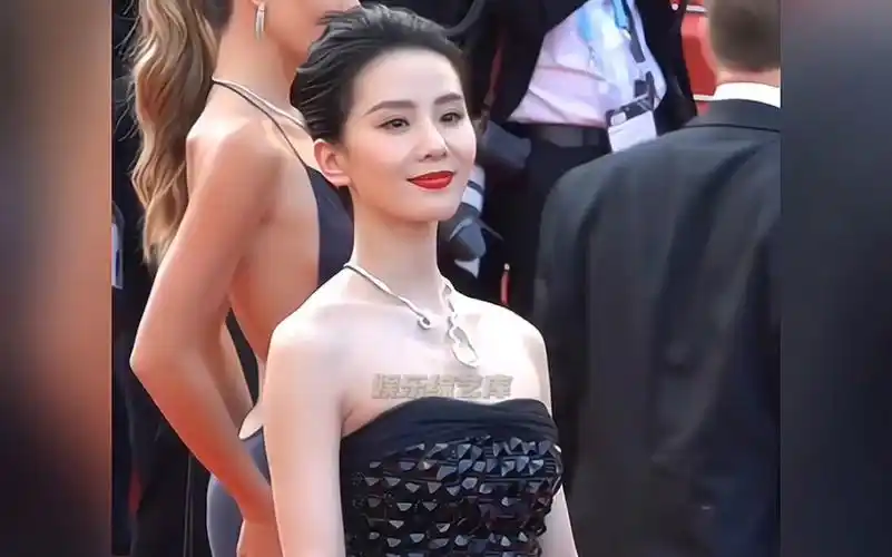 刘诗诗 亮相戛纳红毯,散发出优雅的东方之美的气韵,成为了红毯傻哪