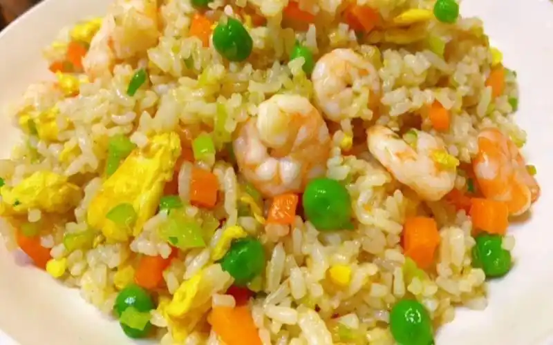 手把手教你虾仁鸡蛋炒饭的家常做法,炒一大锅都不够吃的,太香了