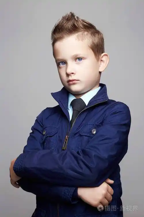 时髦的小男孩. 时尚发型儿童肖像. 穿领带的优雅孩子