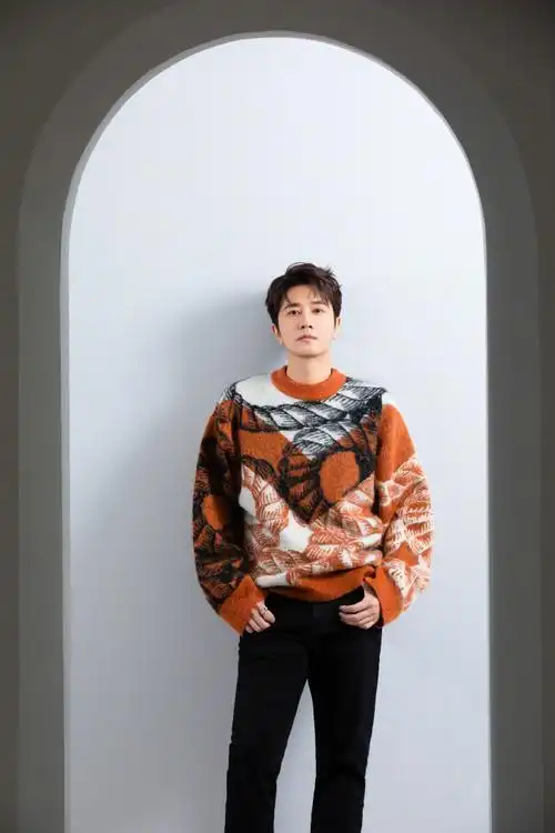 彭冠英晒阳光随拍##彭冠英麻绳图案毛衣造型