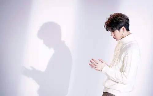 蔡徐坤白色毛衣帅气照片,高清图片,壁纸-桌面城市