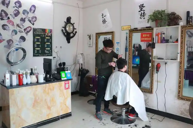 俗语"正月剃头死舅舅",如今正月理发店生意依然火爆