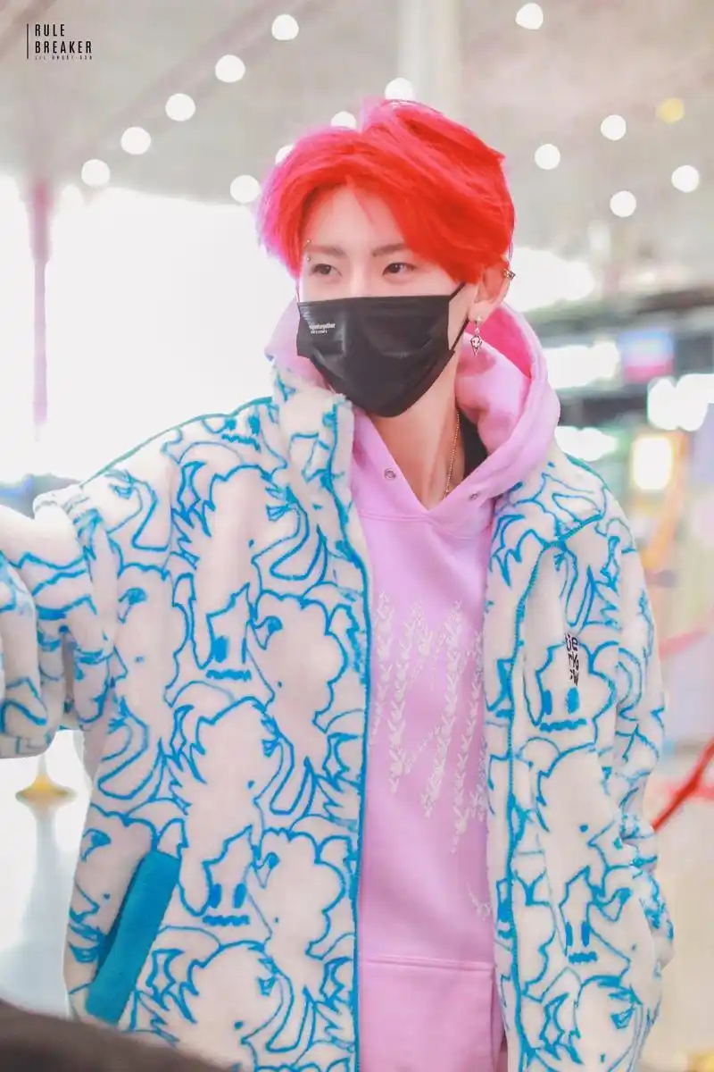 小鬼 新闻今天早上,空中小飞人又离开北京飞去青岛,小鬼穿着粉色卫衣