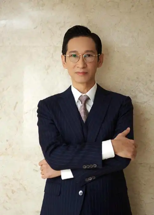 王劲松,他的一生充满了跌宕起伏,却又让人动容