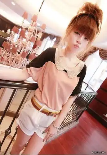 谁有qq透明皮肤图片,要非主流男的女的,不要动漫和恩典的,越多越好