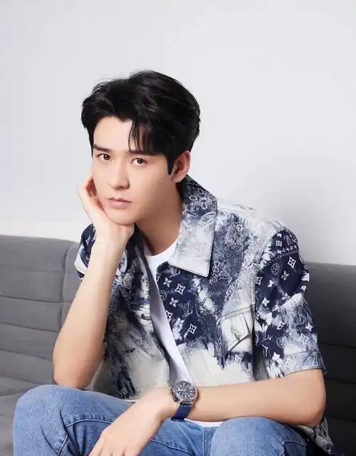 龚俊大学时期旧照流出,看清9年前的素颜状态,是否整容一目了然_演技