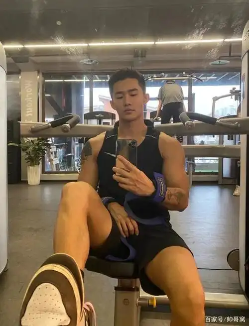 型男范十足的健身小狼狗,八块腹肌尽显好身材,男人最好的外衣!