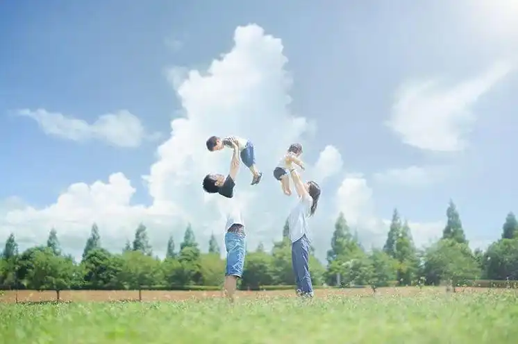 日本一老爸偷拍儿女照片火遍朋友圈暖哭无数人爱你就是目送你的背影渐