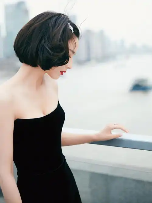 佟丽娅抹胸裙短发红唇性感写真图片