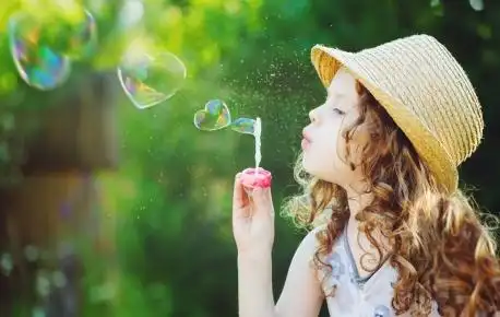 美丽泡沫,金发小女孩,可爱,玩耍,快乐的小女孩4k图片