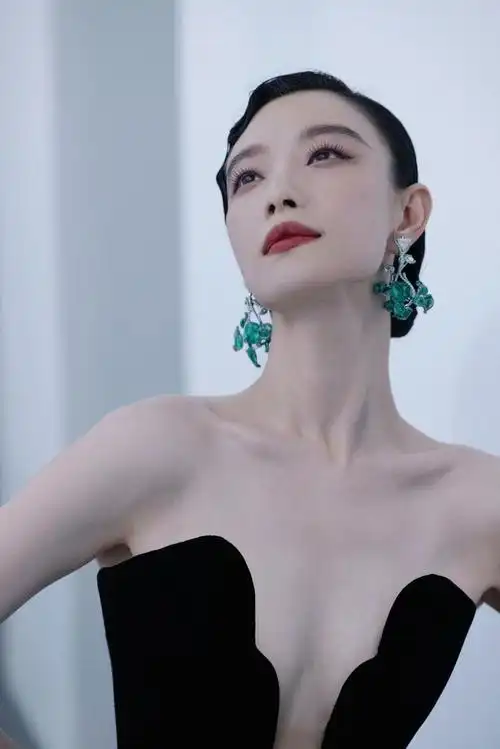 倪妮今日活动造型misssohee高定礼服上身真美神降临的一套