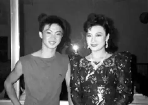 金星第一任妻子貌美如花,离婚时还怀着孕,如今56岁过得怎样?