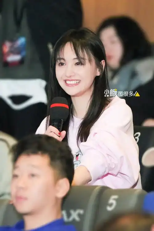 郑爽[超话]##郑爽送徐洋甘蔗##郑爽一家北京春晚彩排