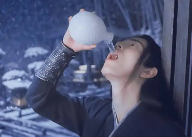 肖战喝酒杀潇洒不羁尽显令狐冲侠客风骨