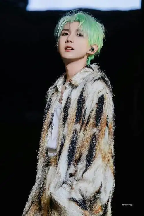 王源染绿发迎接夏天只能说帅得有点过分了