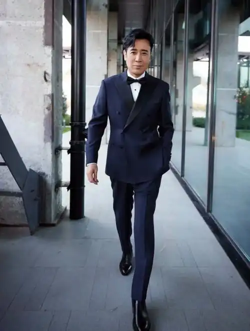 于和伟穿的西装也太帅了