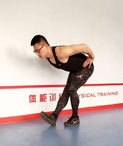 居家健身勾脚尖牵拉前行四