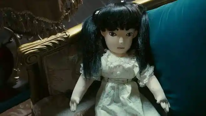 笔仙:这娃娃看着很普通,但是配上音效一惊一乍,越细看越恐怖!