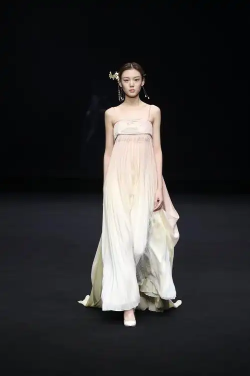 盖娅传说heavengaia2020春夏高级成衣秀