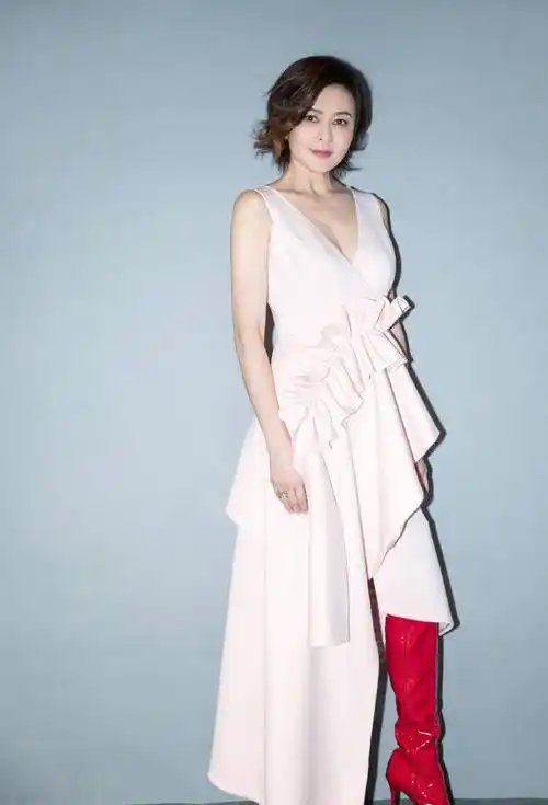 关之琳"装美"确实有一套,荷叶裙太可爱,可惜皱纹出卖了她!