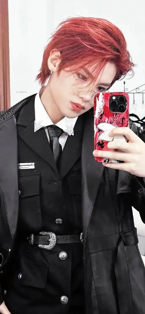 黄明昊红发对镜库存