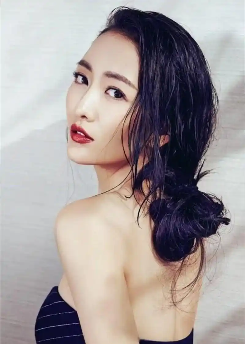 气质优雅动人的王鸥,带着成熟的性感,又不失甜美的温柔,漂亮的大眼睛