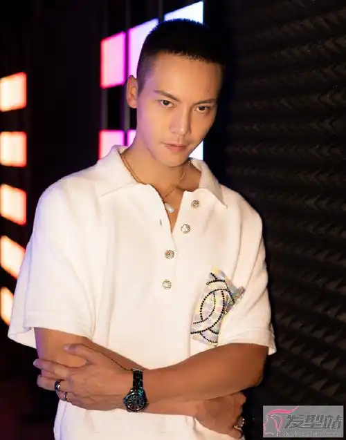 陈伟霆酷炫寸头造型 魅力无限过分帅气