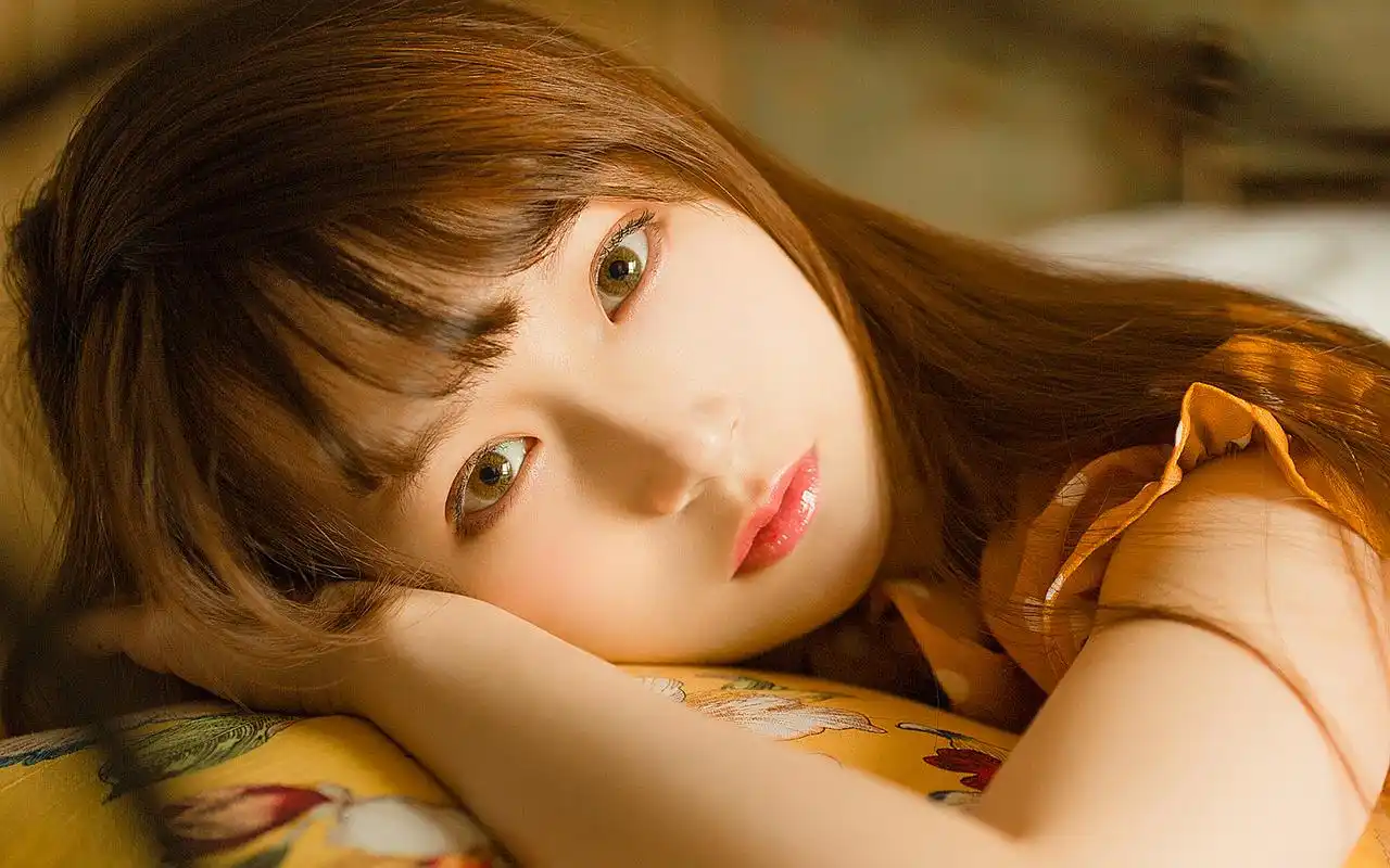 清纯金发美女养眼高清桌面壁纸