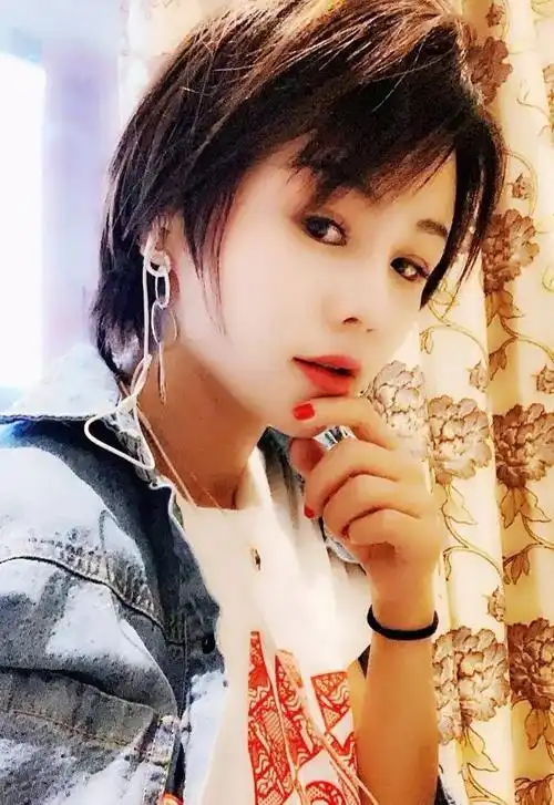 快手红人花姐性感图片快手大排档歌手花姐生活照写真11p