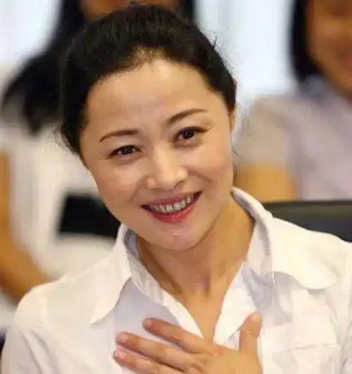 此刻,刘蓓心中的念头并非对成名的喜悦,而是对姥姥养育之恩的深深