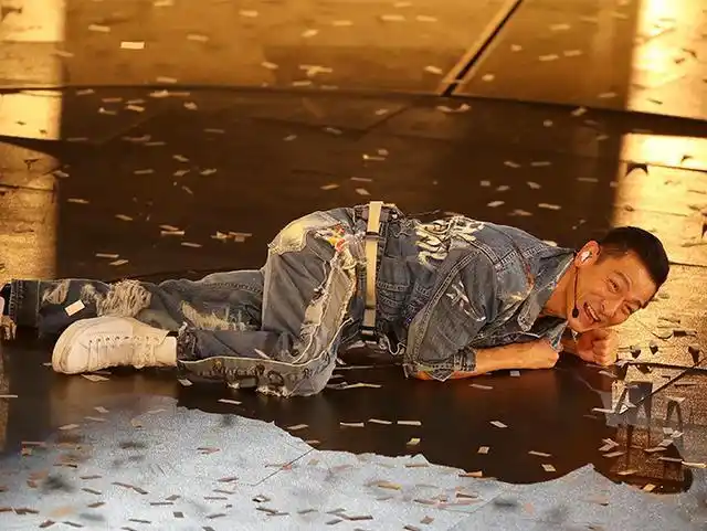 刘德华57岁仍吊威亚演唱三小时,粉丝们等这一跪等了20年!