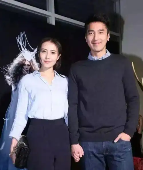 高圆圆一家三口手牵手遛弯,4岁女儿活蹦乱跳可爱极了_腾讯新闻