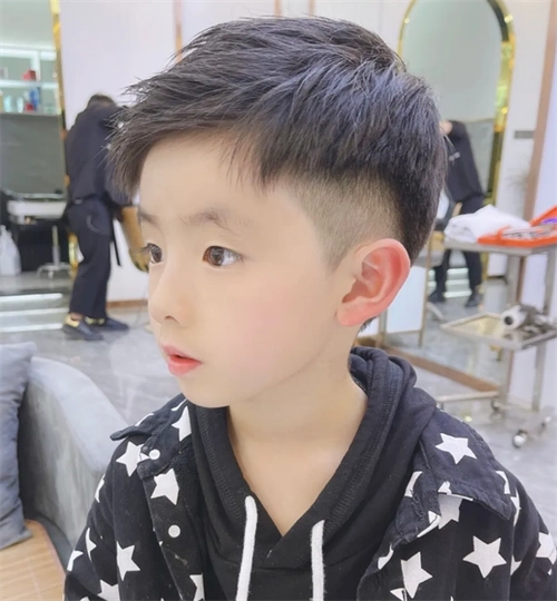 酷帅小潮童发型 人气小男孩短发_儿童发型 - 美发站