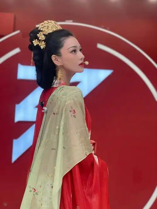 张馨予古装写真,端庄优雅,雍容华贵,美艳动人