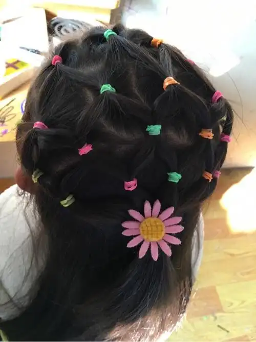 幼儿园老师天天给孩子梳小辫,各种造型,孩子回家就不要梳,说疼.