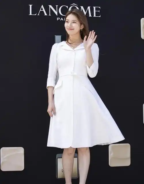 裴秀智身材太高级了西装裙显出曲线感奶油腿真挺吸睛