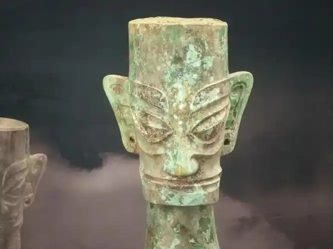 去了三星堆,古蜀人的一个习惯和一个姿势让人费解