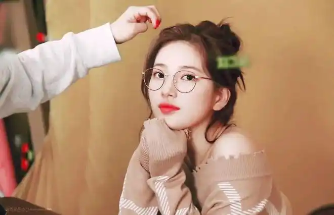 千万别小看戴眼镜女生的颜值.|脸型|妆容|圆脸_网易订阅