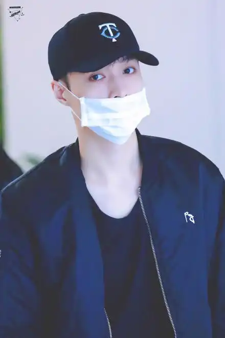 张艺兴分享170918今日主题帽子控福利戴帽子的甜兴盐兴机场兴舞台兴