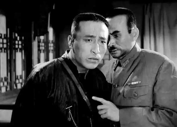 电影中,刁队长不服黄队长,两人明争暗斗,互相看不顺眼,而他们中间的王