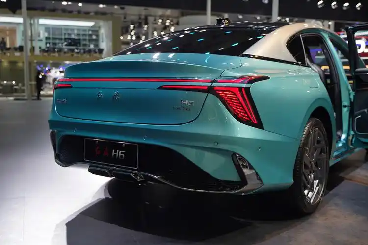 【2022广州车展】实拍红旗h6:配2.0t 8at,车长近5米的时尚轿跑