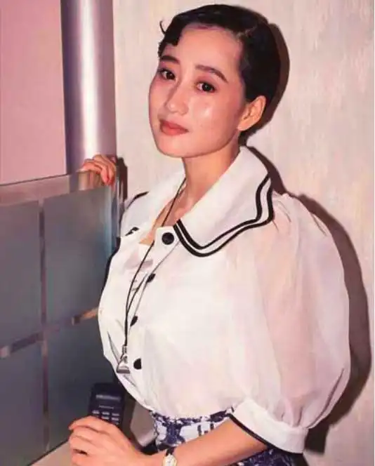 她是李连杰的第三任妻子,早年红极一时却因何退隐出娱乐圈