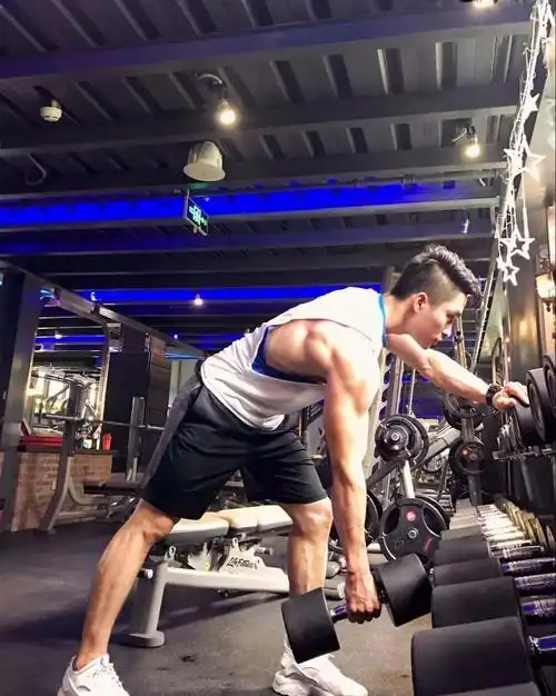 又遇肌肉健身教练,怎么穿都帅!_哥哥