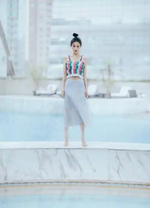 李一桐日常穿搭真抢眼,红白条纹衫配阔腿裤,凹出1米2大长腿_活力_时尚