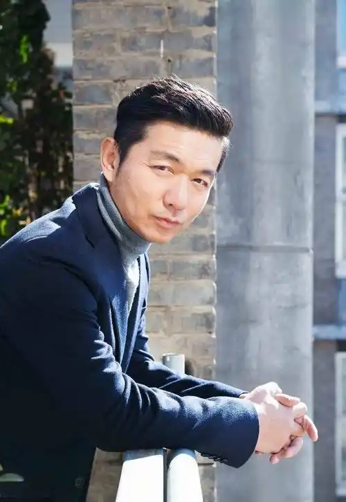 邢佳栋年轻时太帅连绑匪都善待他,当然了他可是演过彭于晏的情敌_电视