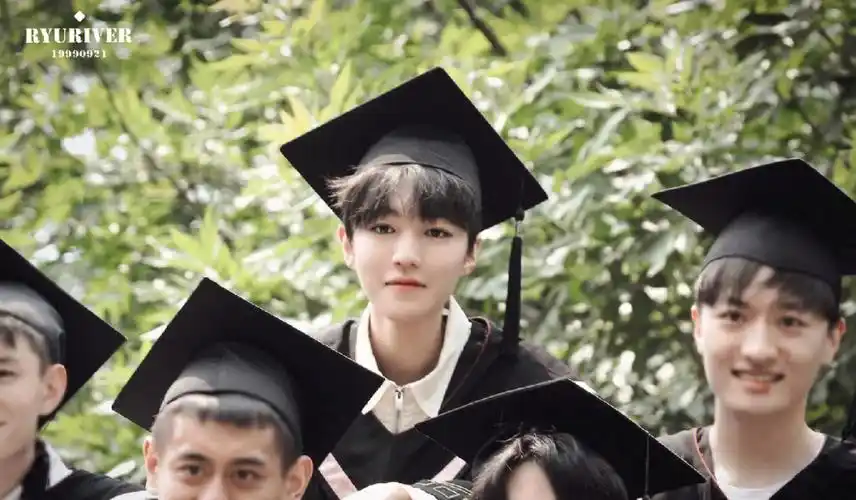 最后看一次王俊凯的毕业照吧