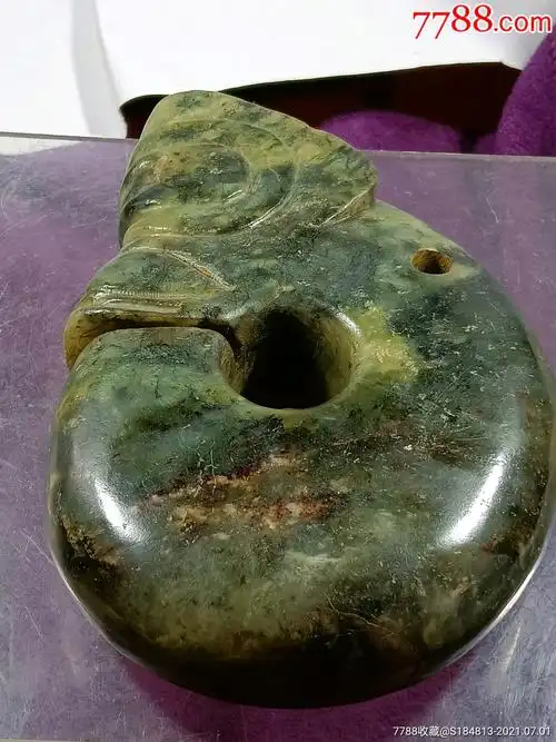 红山河磨玉黑皮壳沁玉猪龙